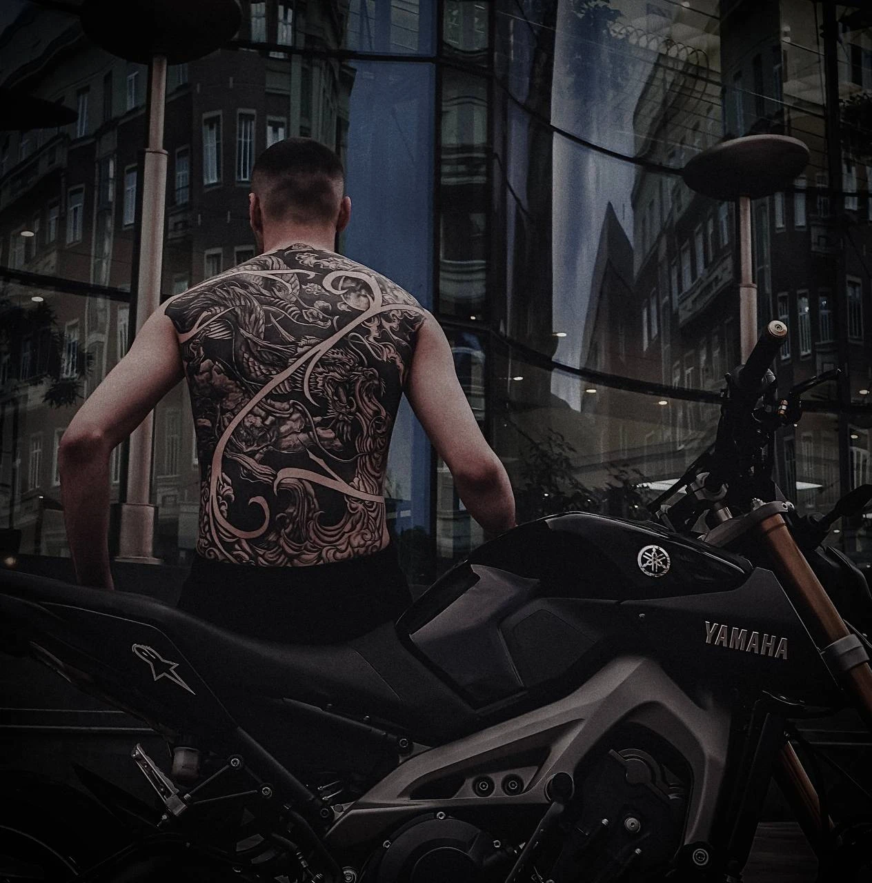 Тату на всю спину или как вызвать вау эффект у всех окружающих.