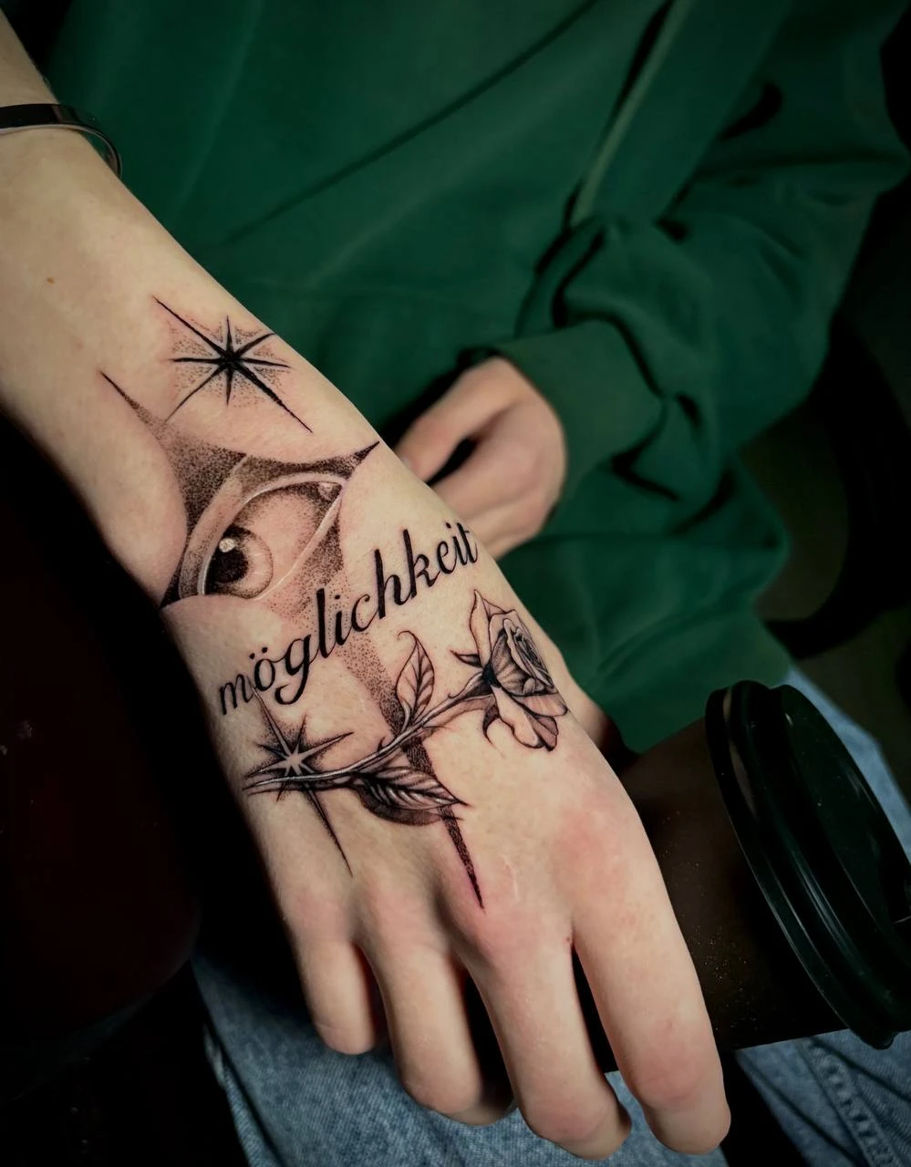 Минимализм и лайнворк в татуировке: Искусство скрытой сложности